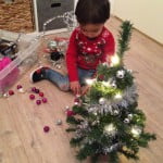 kind zelf mini kerstboom optuigen versieren