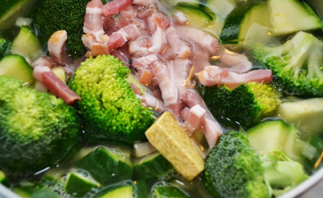 courgettesoep met broccolli en spekjes