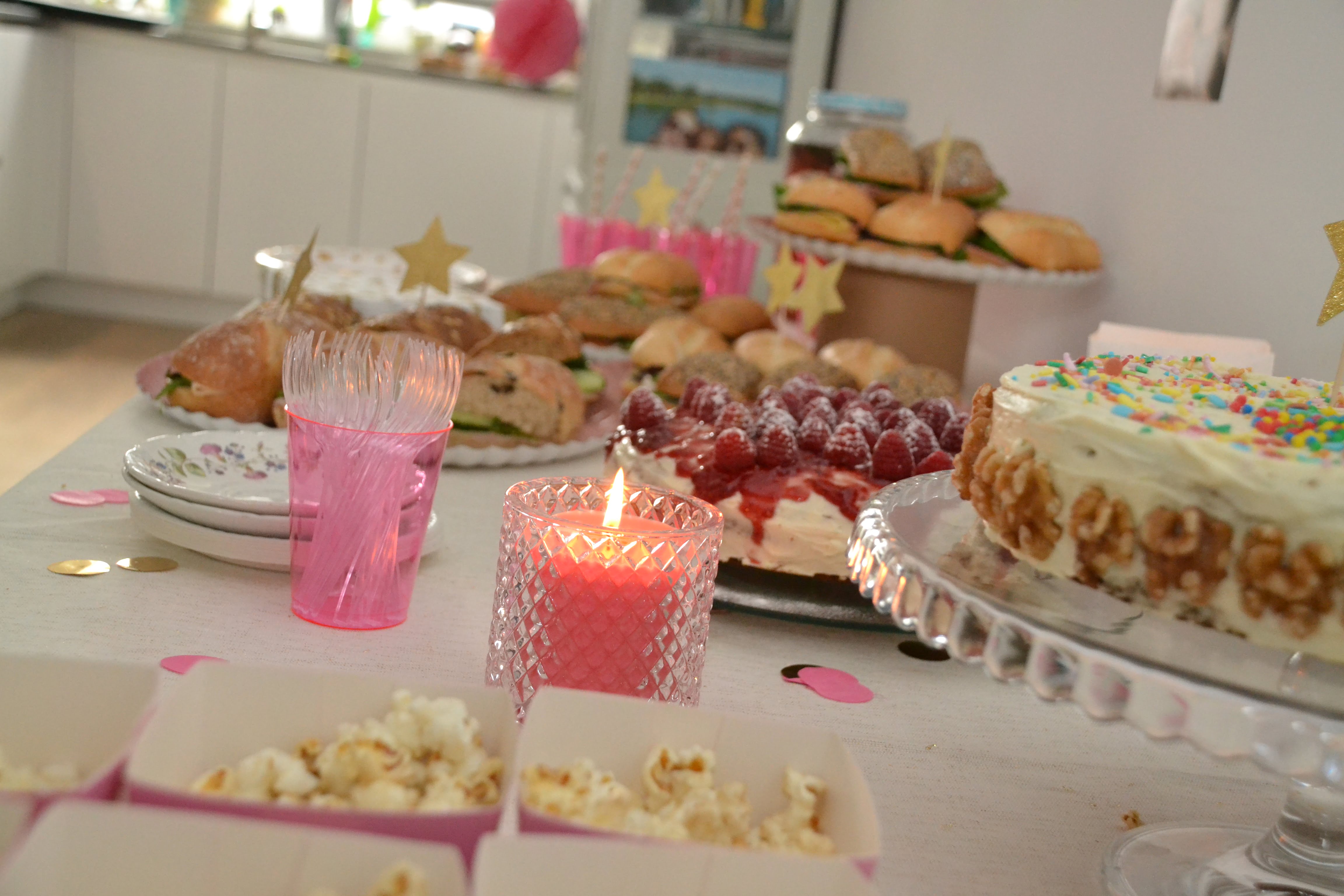 verjaardagstafel broodjes thema roze goud meisje verjaardag cake versierd popcorn kaars confetti